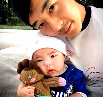 Kwon Sang Woo hạnh phúc bên con trai