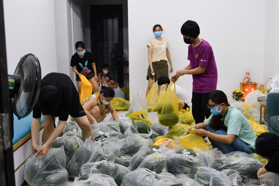 Người dân Hà Nội "giải cứu" dưa hấu vùng dịch Bắc Giang trong đêm ảnh 3