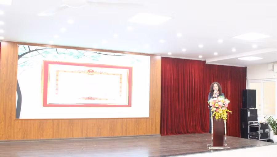 Cô Huỳnh Minh Hương - Hiệu trưởng Trường Mầm non Xuân La chia sẻ tại hội nghị.