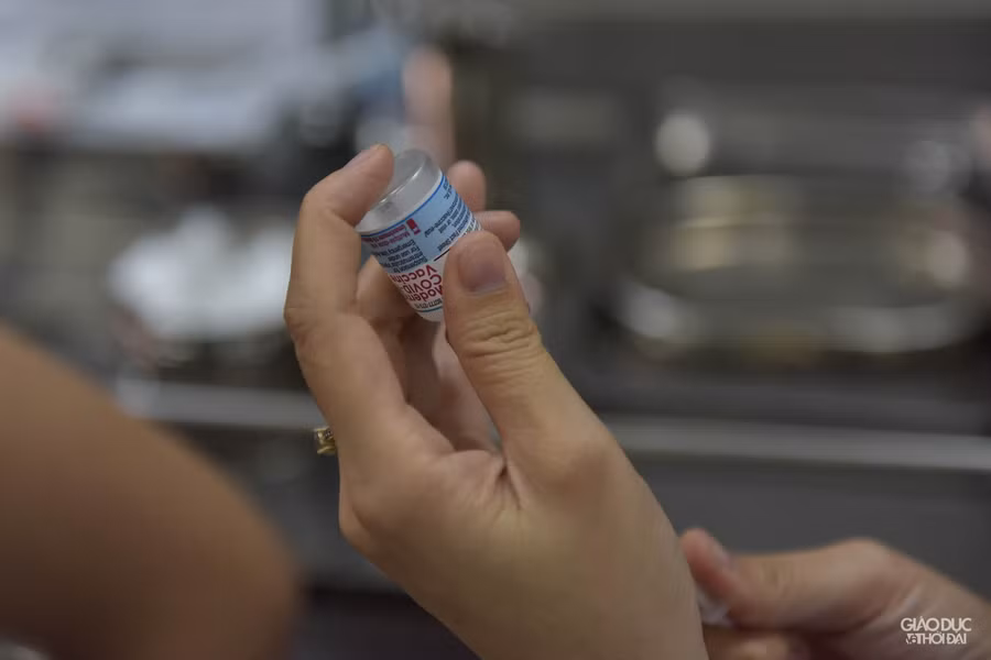 Đợt tiêm này tập trung vào các hộ gia đình khó khăn, gia đình chính sách và bà con tiểu thương tại các khu chợ, khu tập trung đông dân, vùng có dịch được ưu tiên tiêm trước. Điều dưỡng Nguyễn Thị Nghĩa (Trung tâm Y tế quận Hoàn Kiếm) cho biết: "Trước đợt tiêm chủng này, chúng tôi phải trải qua cuộc tập huấn về tiêm chủng vắc xin. Nhân lực thực hiện đều là cán bộ tại Trung tâm Y tế quận Hoàn Kiếm".