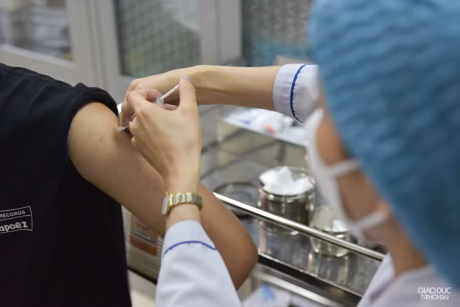 Trong buổi chiều cùng ngày, điểm tiêm tại 13 Hàng Tre đã thực hiện tiêm cho hơn 60 người, dự kiến sẽ tiêm khoảng hơn 100 mũi trong ngày hôm nay.