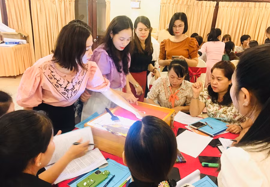 Cô Nguyễn Thị Mỹ Dung (đứng thứ hai từ trái qua phải) trong một khóa tập huấn, bồi dưỡng giáo viên, cán bộ quản lý cốt cán mầm non tham gia Khóa tập huấn, bồi dưỡng do Bộ GD&amp;ĐT tổ chức.