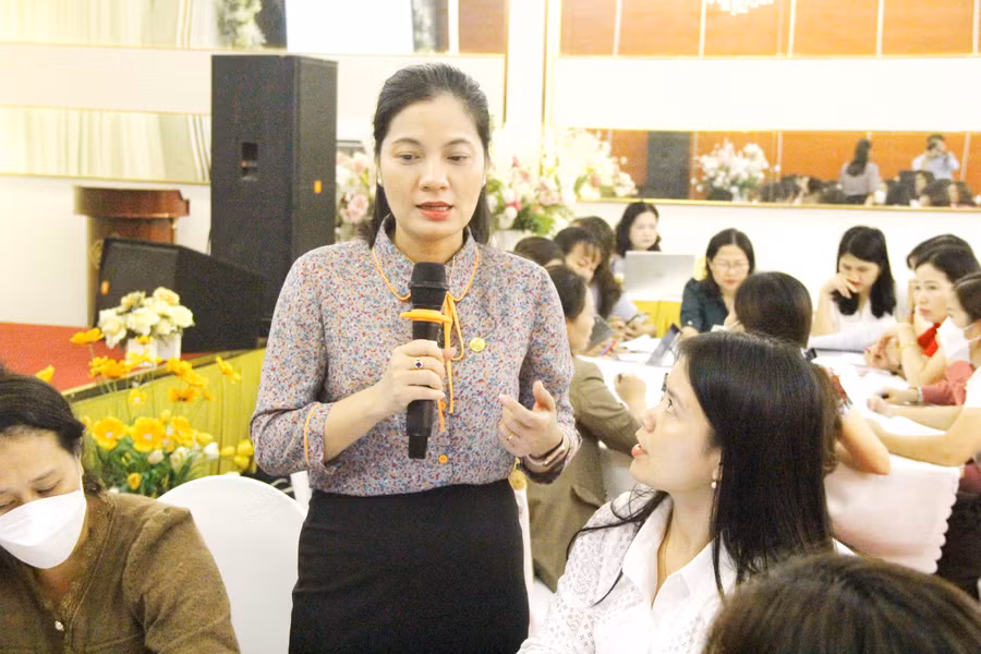 TS Chu Thị Hồng Nhung làm báo cáo viên tại Khóa Tập huấn, bồi dưỡng giáo viên, cán bộ quản lý cốt cán mầm non dựa trên tiếp cận mới về chức năng và nhiệm vụ của đội ngũ cốt cán khu vực phía Bắc.