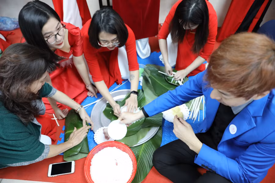 Những chiếc bánh chưng sẽ được chuyển để gửi tặng những trẻ em có hoàn cảnh khó khăn.