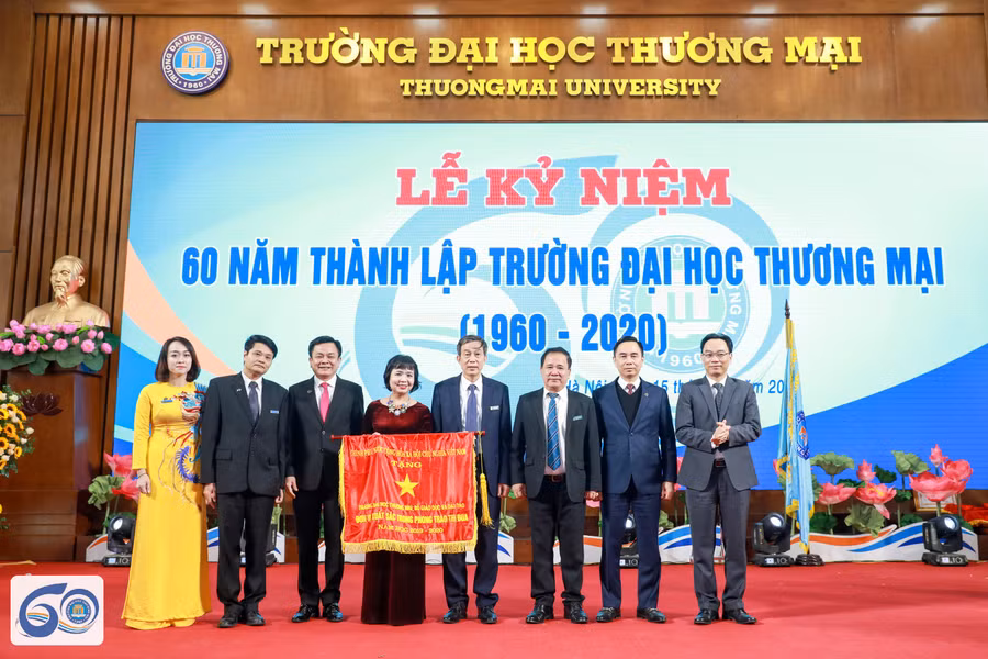GS.TS Đinh Văn Sơn và các đồng nghiệp nhận Cờ thi đua đơn vị tiên tiến xuất sắc được Bộ GD&amp;ĐT trao tặng