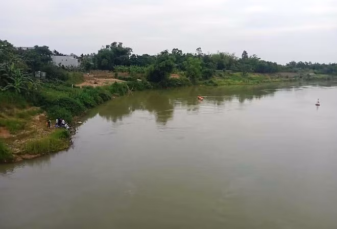 Lực lượng chức năng tích cực tìm kiếm nạn nhân trên sông Vu Gia. Ảnh: Thanh niên