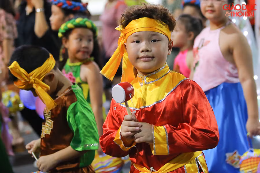 Trung thu cùng cơn mưa bong bóng thần kỳ của nghệ sĩ Fan Yang ảnh 2