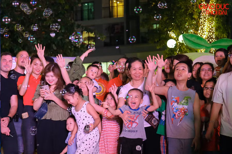 Hàng trăm bạn nhỏ thích thú với con mưa bong bóng trong đêm Trung thu.