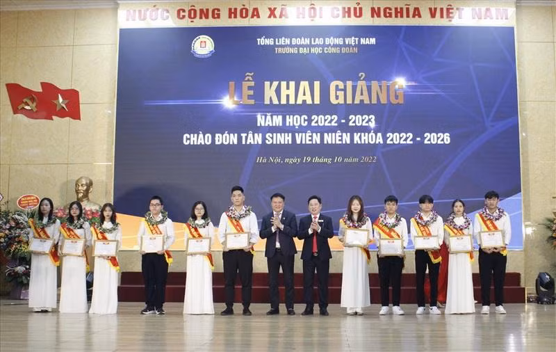 TS Lê Cao Thắng - Bí thư Đảng uỷ, Chủ tịch Hội đồng và TS Lê Mạnh Hùng - Hiệu trưởng Trường ĐH Công đoàn động viên sinh viên nhân dịp năm học mới.