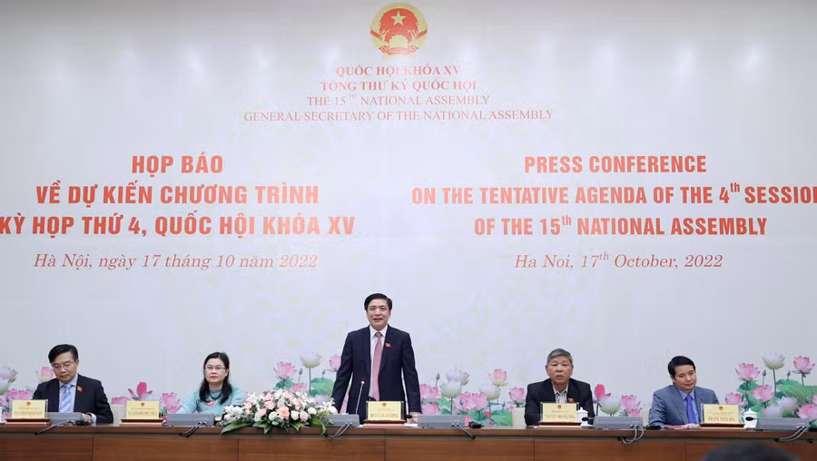Tổng Thư ký Quốc hội, Chủ nhiệm Văn phòng Quốc hội Bùi Văn Cường phát biểu tại buổi họp báo về dự kiến Chương trình Kỳ họp thứ 4, Quốc hội khóa XV - chiều 17/10. Tổng Thư ký Quốc hội, Chủ nhiệm Văn phòng Quốc hội Bùi Văn Cường phát biểu tại buổi họp báo về dự kiến Chương trình Kỳ họp thứ 4, Quốc hội khóa XV - chiều 17/10.