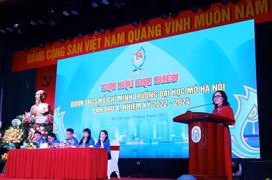 PGS.TS Nguyễn Thị Nhung – Hiệu trưởng Trường ĐH Mở Hà Nội phát biểu tại Đại hội