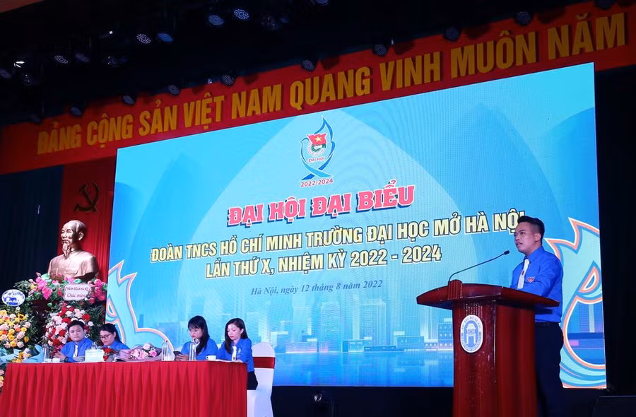 Đồng chí Lê Mạnh Hùng phát biểu tại Đại hội và tái cử chức danh Bí thư Đoàn trường.