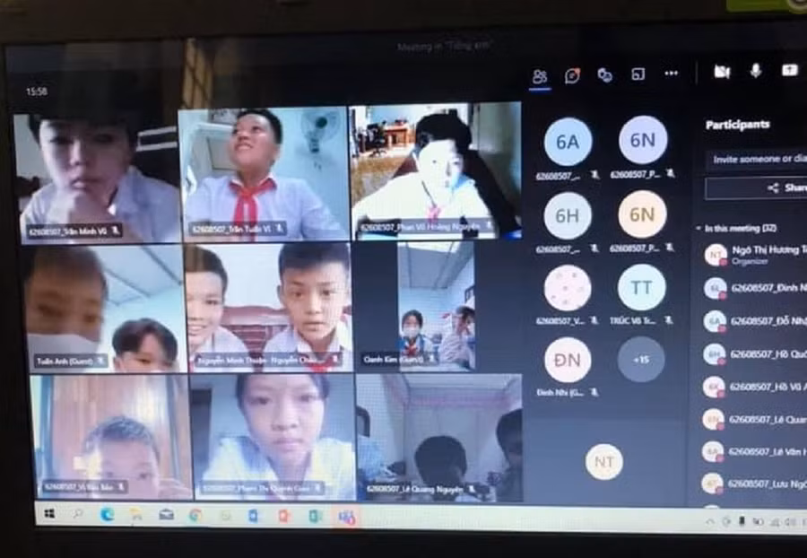 Học sinh Trường Tiểu học, THCS Trần Hưng Đạo học trực tuyến theo nhóm nhỏ từ 2-3 em.