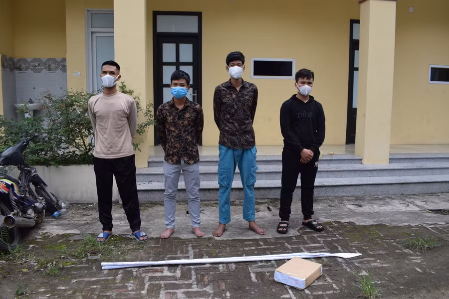 4 đối tượng có hành vi dùng dao phóng lợn giết người tại cơ quan chức năng.