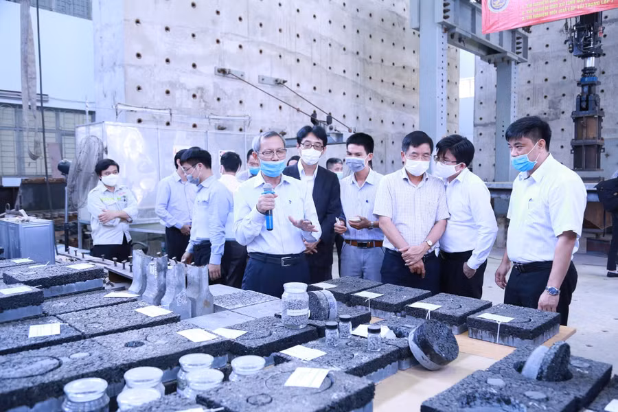 Trường ĐH Giao thông vận tải với nghiên cứu thành công trải thảm mặt cầu Thăng Long.