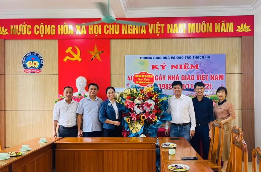 Văn phòng đại diện Báo GD&amp;TĐ khu vực MT-TN tặng hoa chúc mừng Phòng GD&amp;ĐT huyện Thạch Hà (Hà Tĩnh).