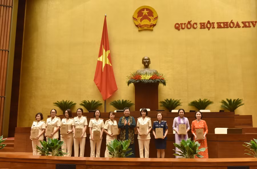 Phó Chủ tịch Quốc hội Tòng Thị Phóng tặng quà cho chị em tiêu biểu trong phòng, chống ma túy toàn quốc