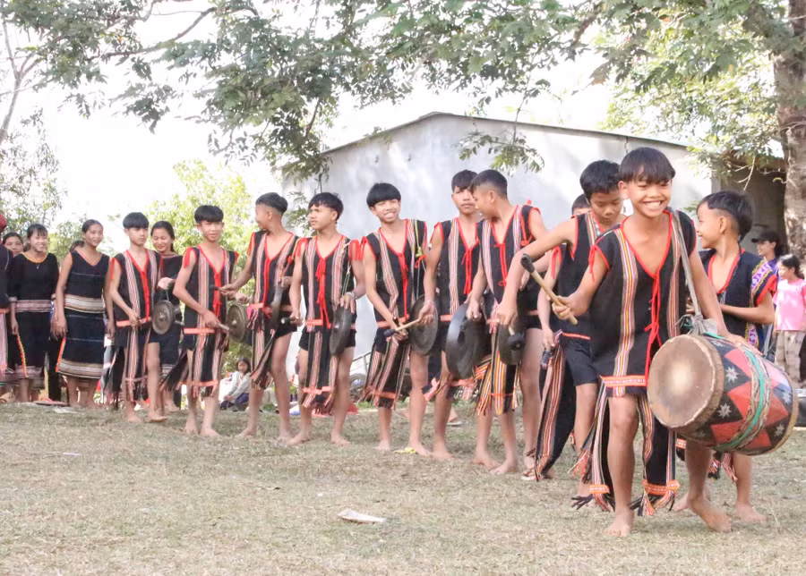 Đội cồng chiêng học sinh ở Kon Trang Long Loi.
