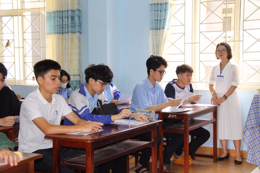 Thí sinh Gia Lai tại buổi làm thủ tục dự thi.
