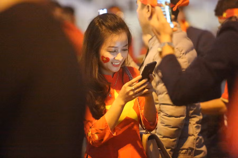Như thường lệ không chỉ cổ vũ các cầu thủ áo đỏ sao vàng thi đấu dưới sân, các lá cờ Việt Nam và Hàn Quốc được người hâm mộ mang tới sân Mỹ Đình.