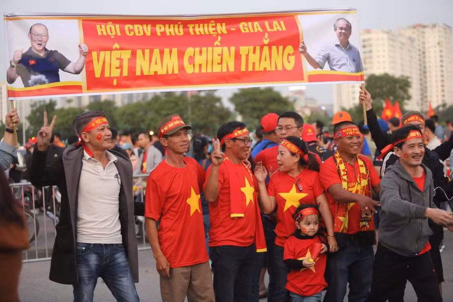Tại sân vận động Quốc gia Mỹ Đình có rất đông CĐV đến sớm cổ vũ.