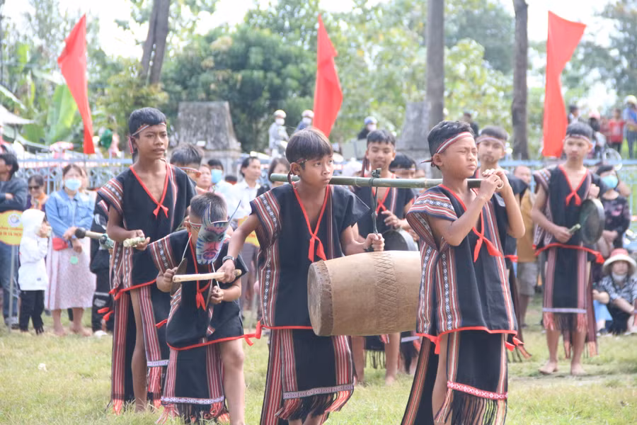 Học sinh tham gia biểu diễn cồng chiêng. Học sinh tham gia biểu diễn cồng chiêng.