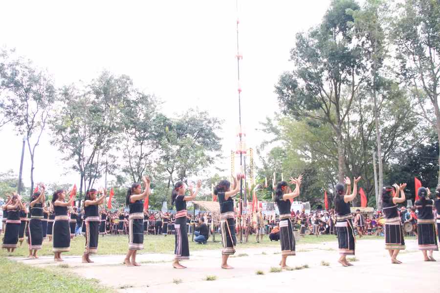 Học sinh nữ uyển chuyển, nhịp nhàng trong điệu múa Xoang truyền thống. Học sinh nữ uyển chuyển, nhịp nhàng trong điệu múa Xoang truyền thống.
