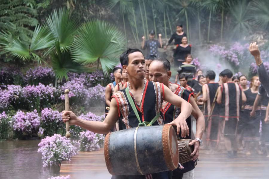 Người dân biểu diễn cồng chiêng Tây Nguyên. Người dân biểu diễn cồng chiêng Tây Nguyên.