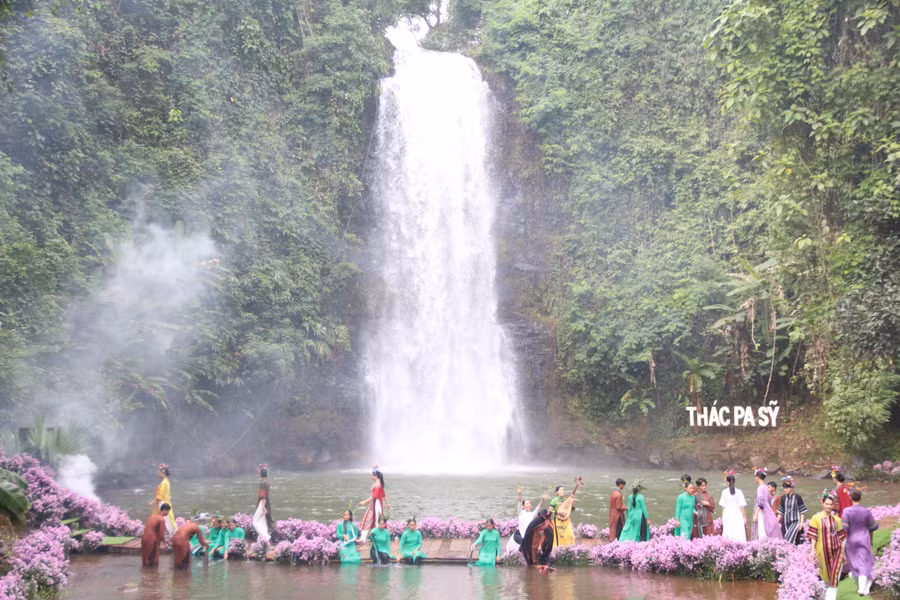 Thông qua chương trình, huyện Kon Plông mong muốn sẽ góp phần giữ gìn, tôn vinh và phát huy các giá trị bản sắc văn hóa của đồng bào các dân tộc thiểu số Tây Nguyên Thông qua chương trình, huyện Kon Plông mong muốn sẽ góp phần giữ gìn, tôn vinh và phát huy các giá trị bản sắc văn hóa của đồng bào các dân tộc thiểu số Tây Nguyên