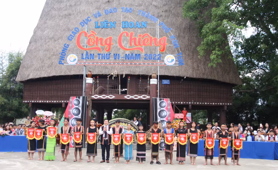 Ông Thái Khắc Hoà, Trưởng phòng GD&ĐT TP Kon Tum trao cờ cho 16 đội tham gia. Ông Thái Khắc Hoà, Trưởng phòng GD&ĐT TP Kon Tum trao cờ cho 16 đội tham gia.