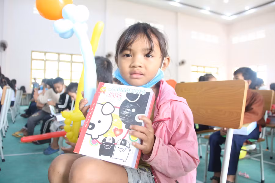 Học sinh khó khăn nhận được những cuốn vở mới. Học sinh khó khăn nhận được những cuốn vở mới.