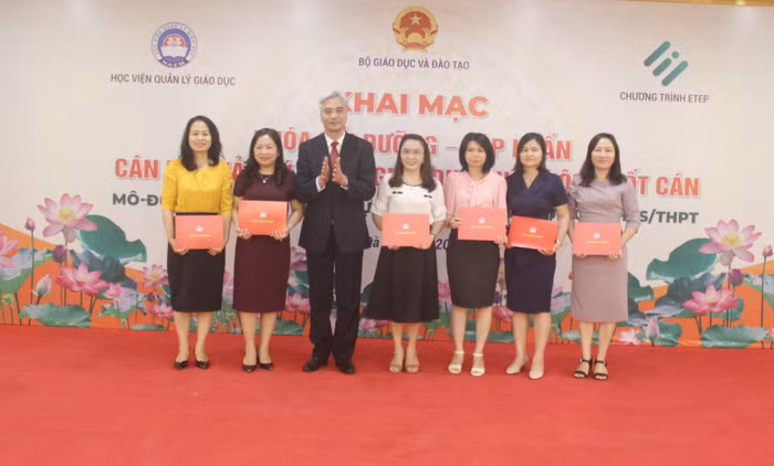 Nhân dịp này, PGS.TS Trần Hữu Hoan trao Giấy chứng nhận cho đại diện các học viên đã hoàn thành khóa bồi dưỡng mô - đun 1: "Quản trị hoạt động dạy học, giáo dục trong trường tiểu học" năm 2019
