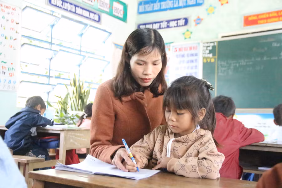 Giáo viên hỗ trợ cho học sinh tiểu học. Giáo viên hỗ trợ cho học sinh tiểu học.