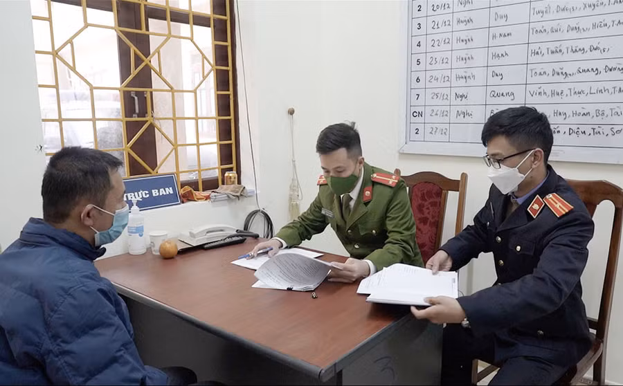 Cơ quan chức năng làm việc với 1 đối tượng có liên quan đến ổ nhóm. Ảnh: Công an Cao Bằng.