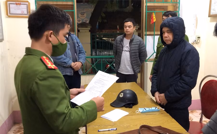 Đối tượng Chu Văn Bắc (áo đen).