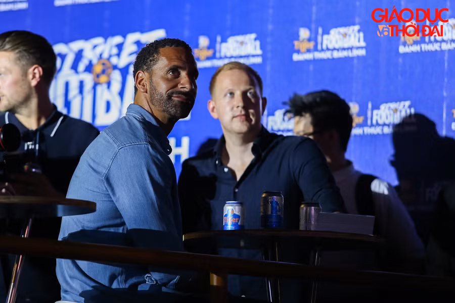 Ngay từ sớm ngôi sao Rio Ferdinand đã có mặt tại phố đi bộ Hồ Hoàn Kiếm để giao lưu cùng những người hâm mộ