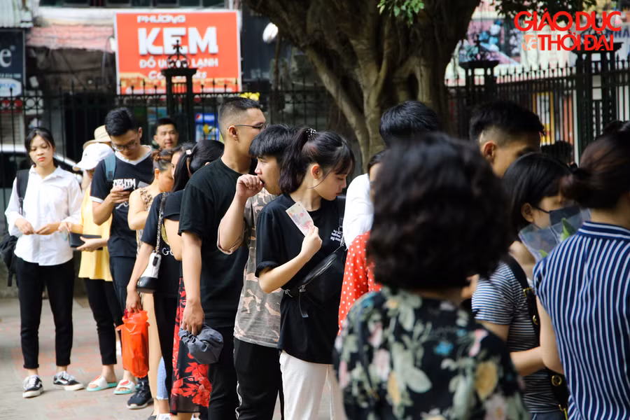 Hàng dài những sĩ tử xếp hàng để mua vé vào di tích Văn Miếu- Quốc Tử Giám trước giờ " G" kỳ thi THPT Quốc gia 2019