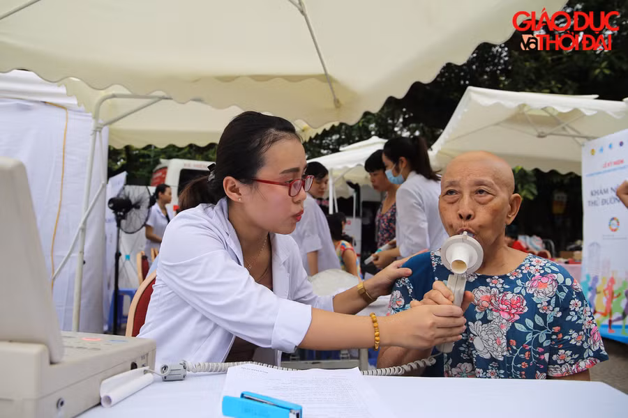 Các bác sĩ hướng dẫn cho người dân khám bệnh ngay tại phố đi bộ Hồ Hoàn Kiếm