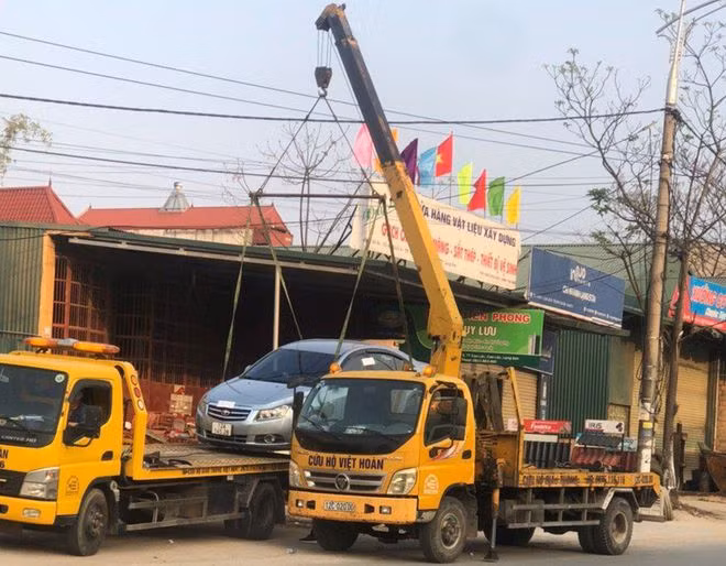 Lực lượng chức năng tạm giữ phương tiện của tài xế H. Ảnh: Thanh niên