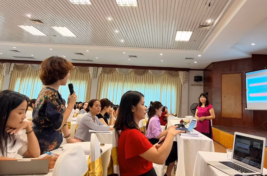 TS Nguyễn Thị Thanh - Phó hiệu trưởng Trường CĐSP Trung ương hướng dẫn hoạt động chuyên môn.