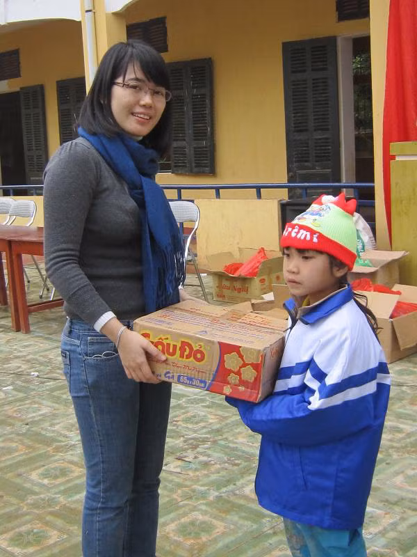"Vui Xuân Hòa Bình" ảnh 6 Em Thắm, một em nhỏ có hoàn cảnh khó khăn nhất trường được tặng mì tôm