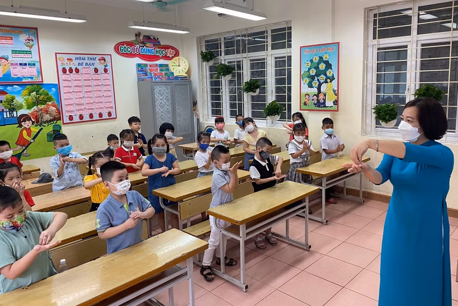 Cô giáo hướng dẫn học trò giữ gìn vệ sinh chống dịch Covid-19
