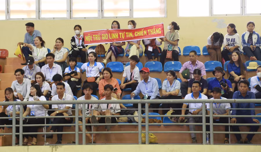 Học sinh thi đấu nhận được sự cổ vũ nồng nhiệt của thầy cô và bạn cùng lớp.