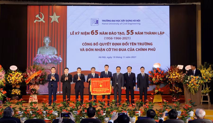 Thứ trưởng Hoàng Minh Sơn trao Cờ thi đua của Chính phủ cho tập thể Trường ĐH Xây dựng Hà Nội
