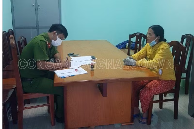Trương Thị Linh làm việc với cơ quan chức năng. Ảnh: Công an Đồng Nai.