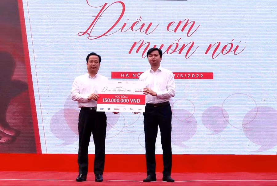 Tại diễn đàn, đồng chí Nguyễn Minh Triết - Bí thư Trung ương Đoàn, Chủ tịch Hội Sinh viên Việt Nam trao 25 suất học bổng trị giá 150 triệu đồng cho các học sinh có hoàn cảnh khó khăn. Ông Trần Thế Cương - Giám đốc Sở GD&amp;ĐT Hà Nội đại diện tiếp nhận.