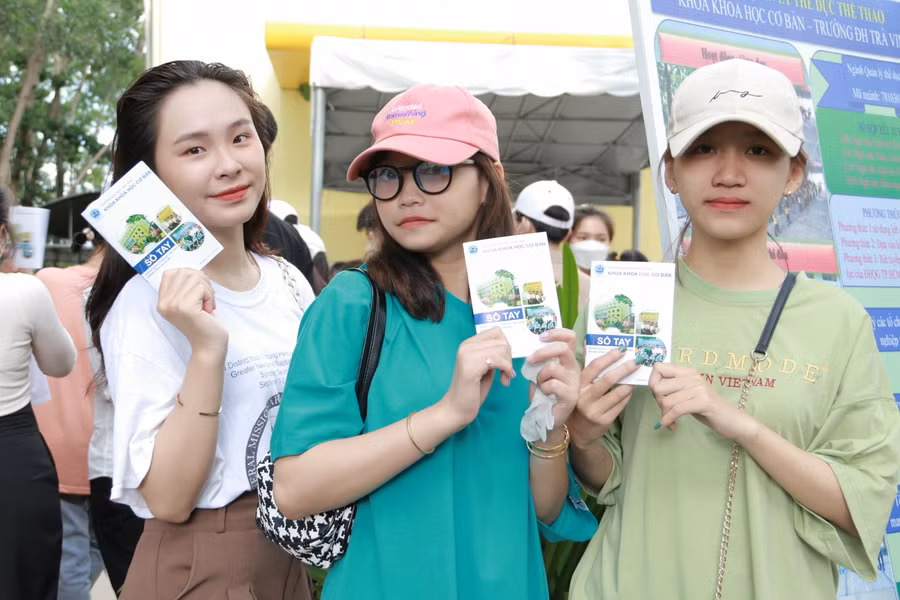 Những học sinh khối 12 của trường rất thích thú với những trải nghiệm trường đại học mà các thầy cô tổ chức