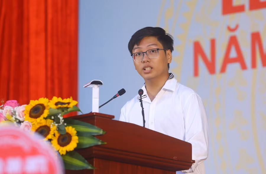 Tân sinh viên Đinh Cao Sơn - Huy chương Vàng Olympic Hóa học quốc tế năm 2023 phát biểu tại Lễ khai giảng năm học 2023 - 2024. Tân sinh viên Đinh Cao Sơn - Huy chương Vàng Olympic Hóa học quốc tế năm 2023 phát biểu tại Lễ khai giảng năm học 2023 - 2024.