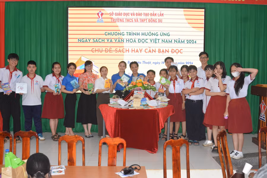 Học sinh Trường THCS &amp; THPT Đông Du trong một hoạt động ngoại khóa. (Ảnh: ĐD)
