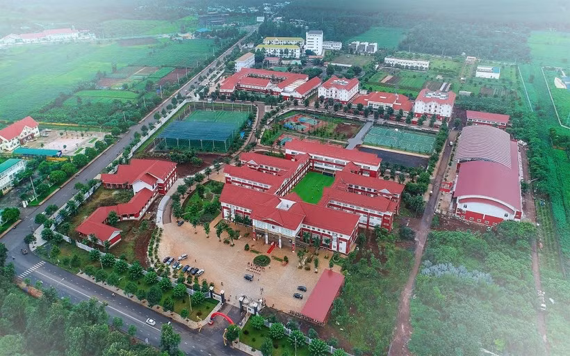 Khuôn viên khang trang, hiện đại của Trường Tiểu học, THCS &amp; THPT Hoàng Việt, Đắk Lắk. (Ảnh: HV)